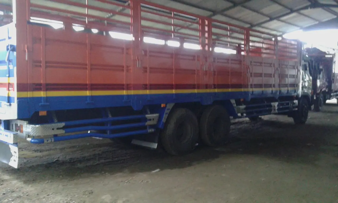 Armada tronton bak three way untuk distribusi dan logistik Jakarta ke Surabaya dan Pulau Jawa